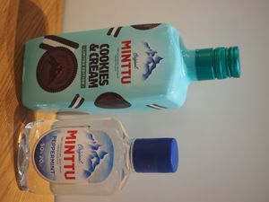 민투 쿠키 앤 크림과 슈냅스 사이즈의 민투 오리지널 페퍼민트 리큐어