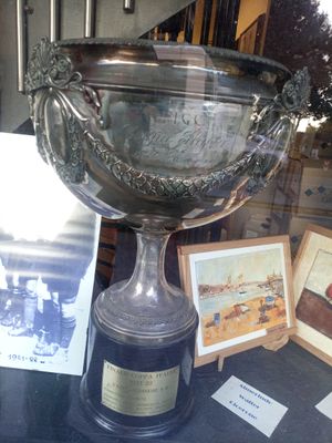 바도의 코파 이탈리아 트로피 복제품. 원본은 파시스트에 의해 파괴되었다.