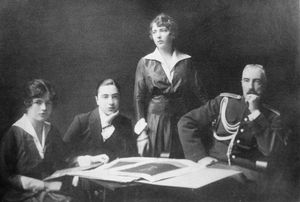 왼쪽부터: 나쟈 미하일로브나, 미하일 미하일로비치, 아나스타샤 미하일로브나와 그들의 아버지 러시아의 미하일 미하일로비치