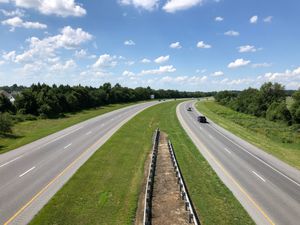 밀포드, 서식스군 북부의 DE 1