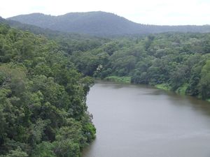 쿠란다 역으로 향하는 스카이레일 곤돌라에서 바라본 바론 폭포 상류의 수력 발전 댐 뒤편에 있는 바론강 저수지