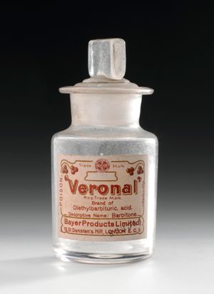 "베로날" 결정체 병. 바이엘이 제조한 최초의 상업용 바르비투르산계 약물이었다. 상품명은 이탈리아 도시 베로나의 이름을 딴 것이다.
