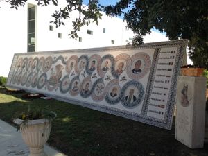 바르도 박물관 공격 희생자들을 기리는 모자이크 기념물