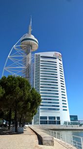 마이리아드 호텔의 격자형 타워와 고층 건물