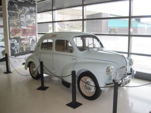 바야돌리드 공장에서 FASA-Renault가 제조한 최초의 르노 4CV 자동차. 공장은 1951년에 문을 열어 산업 지역의 급격한 성장을 가져왔다.