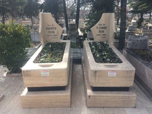 카르쉬야카 묘지에 있는 바흐리예 위초크의 묘.