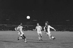 아약스와의 1979-80 시즌 유러피언컵 준결승전에 출전한 앤더슨(왼쪽)