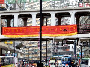 노스포인트 로드 보행자 육교의 등하이 사원 현수막. 이 사원은 푸젠성 진장에서 유래되었다.