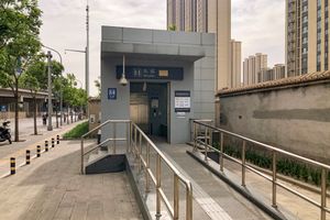 바이쯔완역 A1 출구 엘리베이터