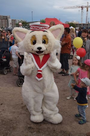 빌레 바이킹은 선원복을 입은 흰색 배 고양이이다.