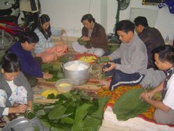 베트남 가족이 바인 쯩을 포장하고 있다.