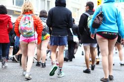 속옷만 입고 밴쿠버의 스카이트레인역에서 내리는 사람들, 2012년