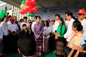 아웅 산 수 치가 2012년 양곤 바캠프에서 연설하고 있다.