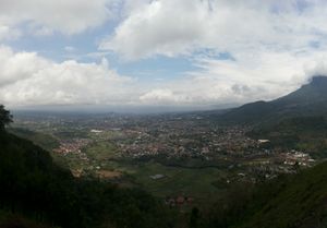 바투와 말랑을 붕 바냑 산에서 바라본 모습