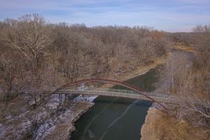 Pathfinder Parkway 다리, 나무 판자, Candy River의 항공 사진, 땅에 눈이 내림