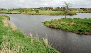 뉴리 운하(전경)가 어퍼 밴 강과 만나는 화이트코트 지점
