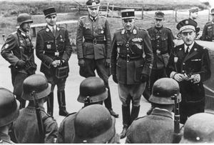 페르낭 드 브리농, 비시 정권 장관, 1943년 9월 LVF를 사찰한다. 푸아드는 프랑스 군복과 케피(kepi)를 착용하고 있으며 오른쪽에서 세 번째이다. 