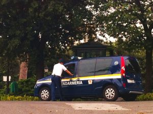 바티칸 정원에 있는 헌병대 차량