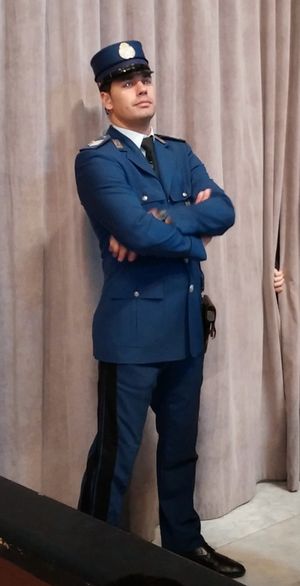 일상복을 착용한 헌병 (튜닉 구성). 이탈리아 스타일의 권총 홀스터는 크로스 드로우를 위해 왼쪽에 착용한다.