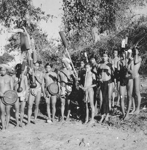 반다르반에서 전통 파이프를 들고 있는 므루족 남성들 (1950년)