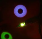 초점이 맞춰진 빛 뒤에서 반사-굴절 렌즈가 생성하는 '아이리스 블러' 또는 보케의 예시