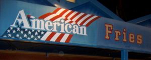 너츠 베리 팜에서 "아메리칸" 프라이를 광고하는 스낵바 간판. 이 간판은 이전에 "프렌치" 프라이라고 적혀 있었다.