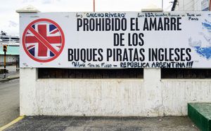 아르헨티나 우수아이아에서 포클랜드 제도에서 약 700km 떨어진 곳에 있는 표지판: "영국 해적선의 정박을 금지한다".