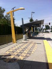 역 출구와 바닥 벽화.