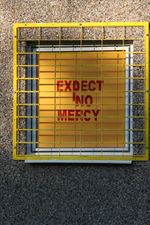 "자비는 없다"
