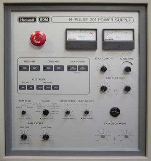 EDM 제어 패널(Hansvedt 기계). 기계는 공정 종료 시 정교한 표면(전해 연마)을 위해 조정될 수 있다.