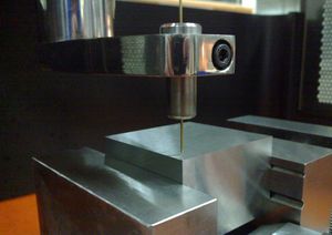 소구경 홀 가공 방전 가공기.