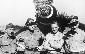 귄터 랄이 200회 격추를 달성한 이후 찍은 기념사진. 오른쪽에서 두 번째가 발터 크루핀스키.