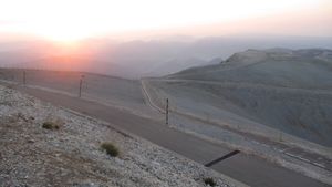 새벽의 방투산 정상에서 바라본 모습