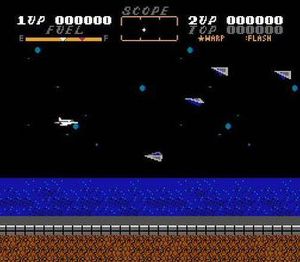 플레이어의 함선(왼쪽)이 적 무리에 접근하고 있다.