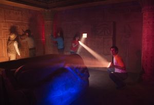 2006년경 보스턴 시내의 오리지널 5 위츠에서 플레이어들이 퍼즐을 풀고 있다.