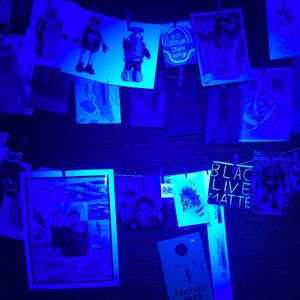 일반적인 작업은 눈에 안전한 블랙라이트 토치의 일부를 찾아 조립하여 보이지 않는 잉크로 된 메시지를 드러내는 것이다.