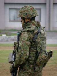 방탄 조끼 3형 및 88식 철모 2형을 착용한 육상자위대 대원 (제15 보통과 연대)