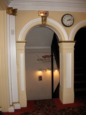 Kafka Liz (2009)의 2:14. 배드 아트 미술관의 원래 계단 입구와 남자 화장실