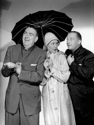 밥 앤 레이가 프로그램 단골 출연자인 테디 써먼과 함께 찍은 홍보 사진