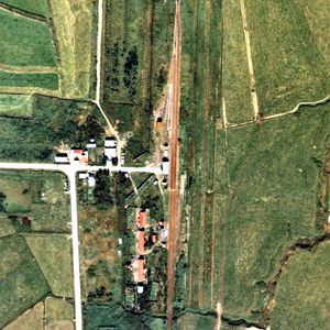 1977년 밧카이역과 주변 약 500m 범위. 위쪽이 와카나이 방면. 상대식 승강장 2면 2선과 역 건물 옆 와카나이 쪽에 화물 적하장과 인입선이 있다. 바깥쪽 나요로 쪽에도 인입선이 있다.