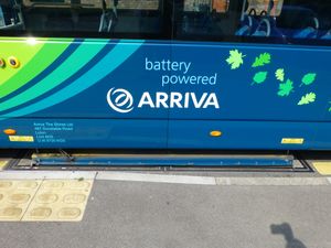 Arriva Shires & Essex의 Wright StreetLite EV 버스가 버스 정류장에서 유도를 사용하여 배터리를 충전하고 있다.