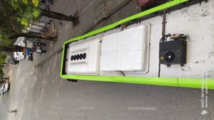 배터리와 에어컨이 있는 빈버스(VinBus)의 지붕