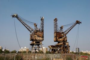 석탄은 일반적으로 석탄선에 의해 발전소로 운송되었으며, 크레인으로 하역되었다. 2008년에 촬영된 이 두 대의 크레인은 2014년에 철거되었다.