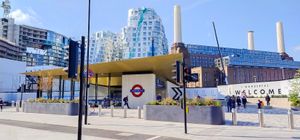 배터시 발전소와 그 뒤의 신규 개발 구역이 보이는 배터시 파워 스테이션 역