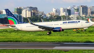 다카 공항 활주로에서 이륙하는 US-방글라 항공 보잉 737