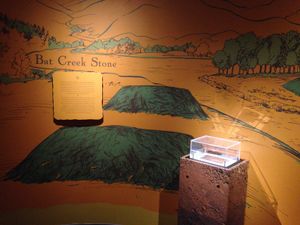 체로키 인디언 박물관(Museum of the Cherokee Indian)에 전시된 배트 크리크 비문