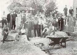 재건에 참여하는 작업자