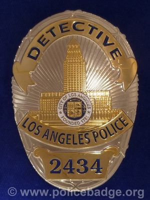 로스앤젤레스 경찰국(LAPD) 형사(DETECTIVE)의 배지. 아래 번호는 개인 번호