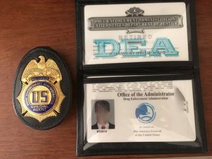 미국 퇴직 마약 단속관을 위한 기념 배지 및 기념 신분증. 둘 다 "RETIRED"라는 문구가 명확하게 적혀 있다.