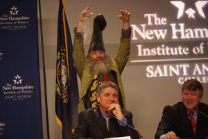 Supreme은 2011년 12월 세인트 앤셀름 칼리지의 뉴햄프셔 정치 연구소에서 열린 포럼에서 랜드 테리에게 반짝이 폭탄을 던졌다.